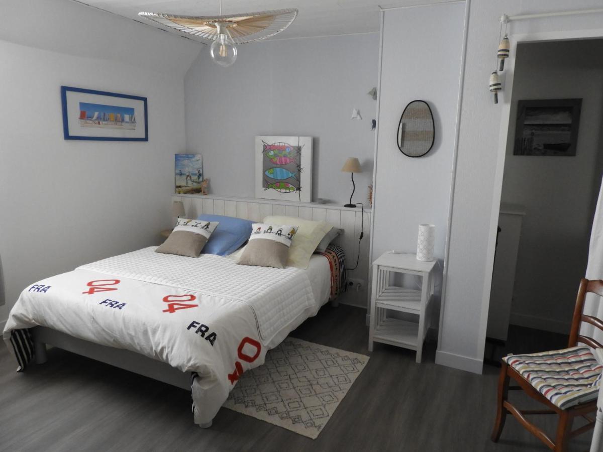 Les Volets Bleus Bed & Breakfast Saint-Guénolé Екстериор снимка